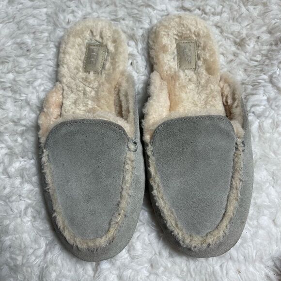 UGG Lane Moccasin Slipper gray suede with beige fur lining SZ6 rubber soles. - Picture 2 of 8